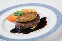 厳選された牛フィレ肉と濃厚なフォアグラを使用した極上な一品。