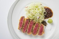 柔らかい牛フィレ肉をサクサク衣で揚げた一品。
凝縮された牛肉本来の味を堪能頂けます。