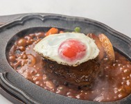 厳選された牛肉と豚肉の合挽きハンバーグ。
特製デミグラスソースとの相性は抜群です。