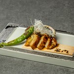 シンプルに高温の鉄板で焼き上げた一品。相性が抜群な鮑の肝を使った濃厚なソースで鮑を丸々お召し上がりください。