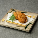 黒毛和牛の旨味を感じられる、ジューシーでスパイシーな自慢のメンチカツ、やみつきになる一品です。