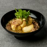 じっくりと時間をかけて余分な脂を落とした牛すじ肉を、旨みがつまった出汁と合わせた揚げ出し豆腐。