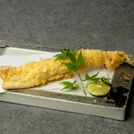 穴子の丸ごと一本天麩羅。添えてある藻塩と合わせてお召し上がりください。