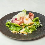 ロメインレタスとサラダほうれん草にベーコンとたっぷりのグラナパダーノをかけたシーザーサラダです。