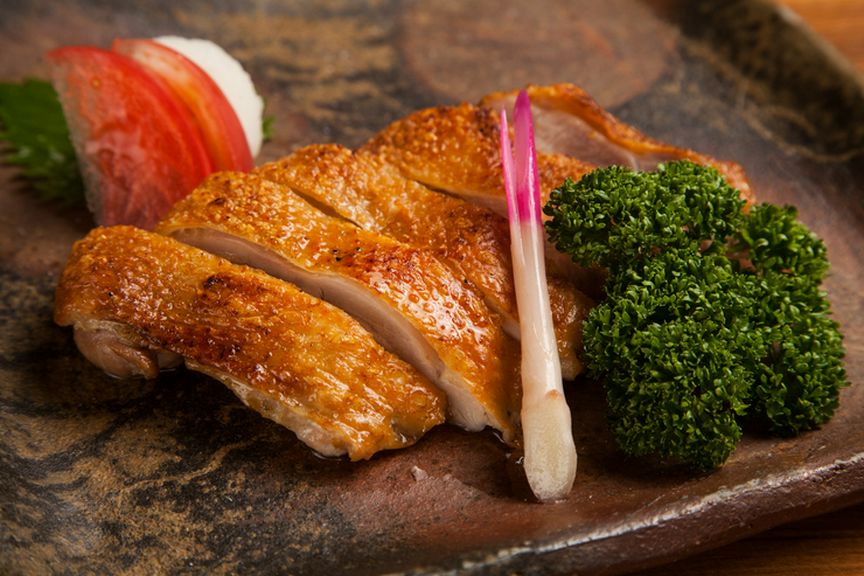 希少な「比内地鶏」を炭火焼きで味わう