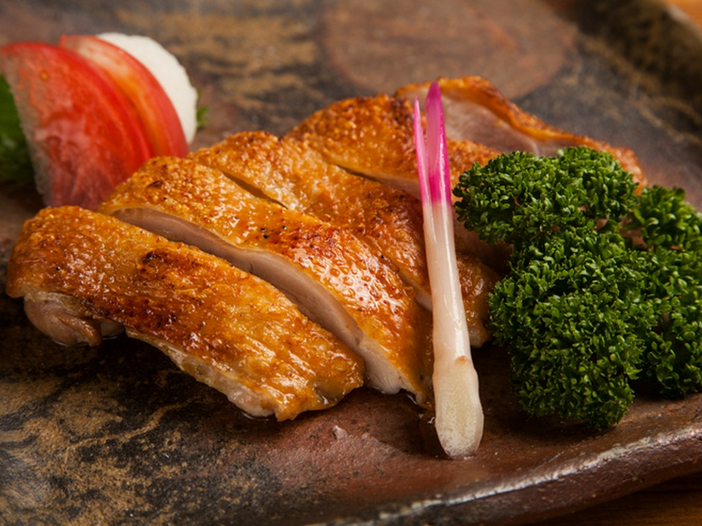 希少な「比内地鶏」を炭火焼きで味わう