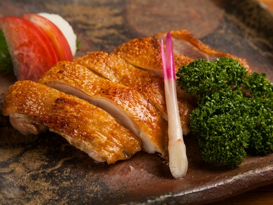 希少な「比内地鶏」を炭火焼きで味わう