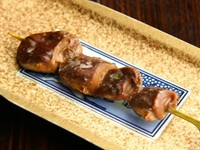 脂肪がほとんどなく、こりこりした歯ざわりと塩により引き立つ甘味が特徴です。