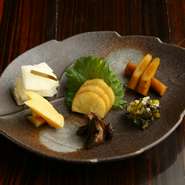 京都の老舗漬物店「大こう本店」のお漬物。
秋田いぶりがっこもご一緒にご用意しております。