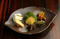 京都の老舗漬物店「大こう本店」のお漬物。
秋田いぶりがっこもご一緒にご用意しております。