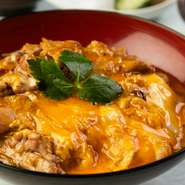 今井屋の王道『親子丼』炭火で炙った比内地鶏もも肉を使用し、味のベースも比内鶏100％の鶏ガラスープを使用しております。とろっとろの半熟卵で仕上げたこだわりの逸品。