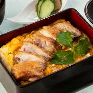 比内地鶏の旨味を閉じ込めた重箱。炭火で炙ったもも肉一枚を豪快に使用。特別な日にふさわしい逸品です。味噌汁・いぶりがっこ・季節の小鉢付き。