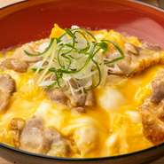 比内地鶏のもも肉を使用し、白濁の水炊きスープと海幸塩をベースにさっぱりとした深みのある親子丼。アクセントの黄柚子との相性がよく親子丼とまた違った一品です。