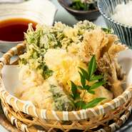 比内地鶏を贅沢に天ぷらで。4種の部位ごとに変わる味わいと旬菜をお楽しみ頂けます。味噌汁・いぶりがっこ・季節の小鉢付き。