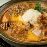 下町の伝統料理柳川鍋を比内地鶏で表現。特製の割り下と炭火で焼いた比内地鶏の香ばしい香りをご堪能ください。味噌汁・いぶりがっこ・季節の小鉢付き。