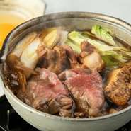 比内地鶏のもも肉と素材にこだわった黒毛和牛のサーロインを使用した贅沢なすき焼きです。
特性の割り下と卵の相性も抜群です。味噌汁・いぶりがっこ・季節の小鉢・比内地鶏天ぷら付き。