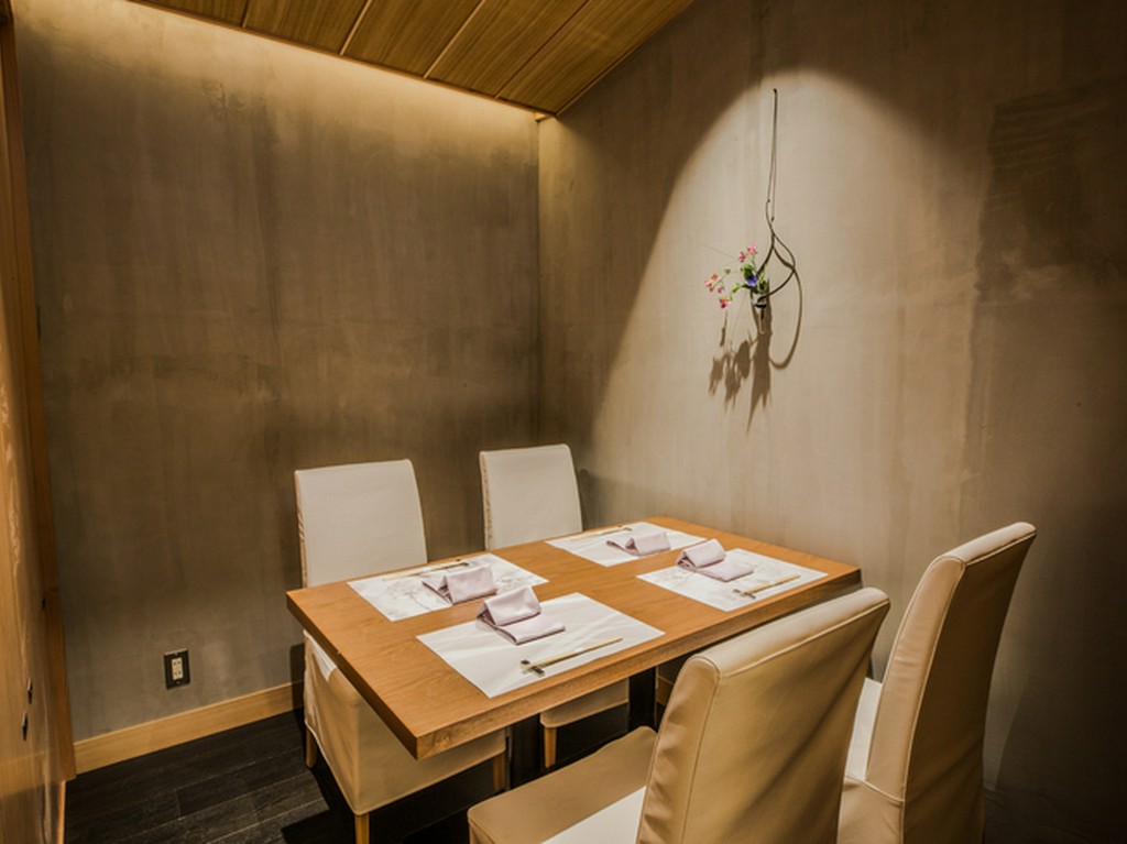 白木をメインとした落ち着いた空間