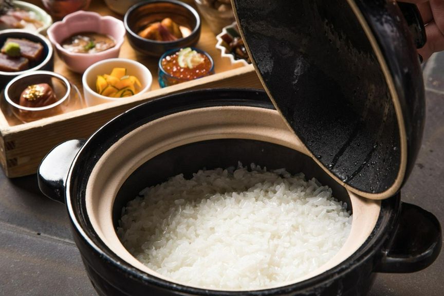 こだわりの特別栽培米を当日精米、洗練された炊飯技術、土釜で