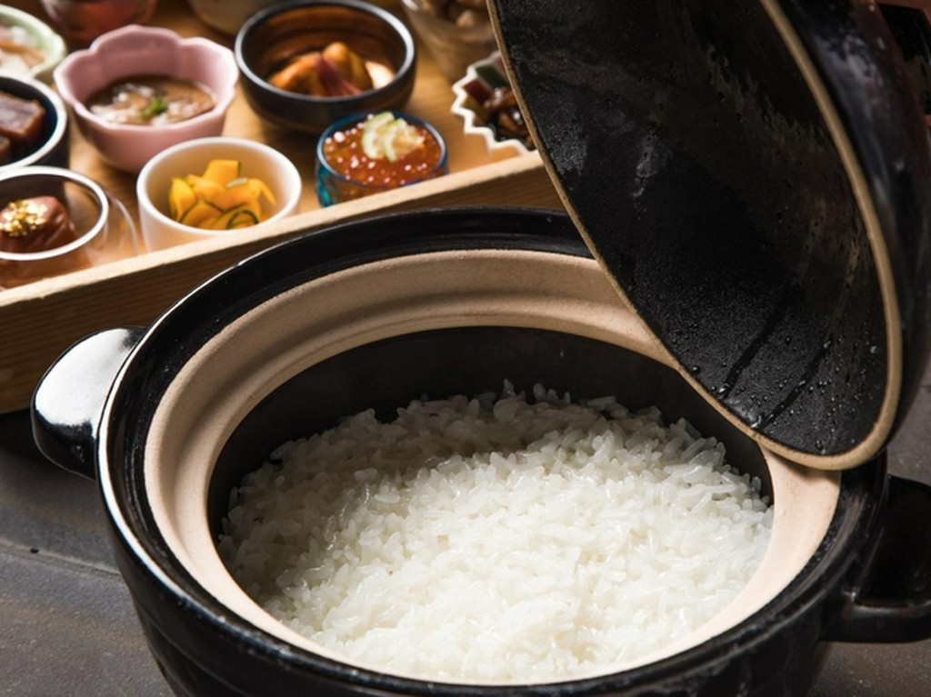 こだわりの特別栽培米を当日精米、洗練された炊飯技術、土釜で