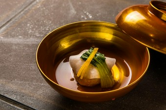 木蓮　お顔合わせには桜湯をご用意しております