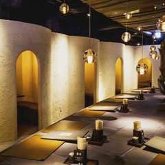 寛げる店内。かまくら個室が人気