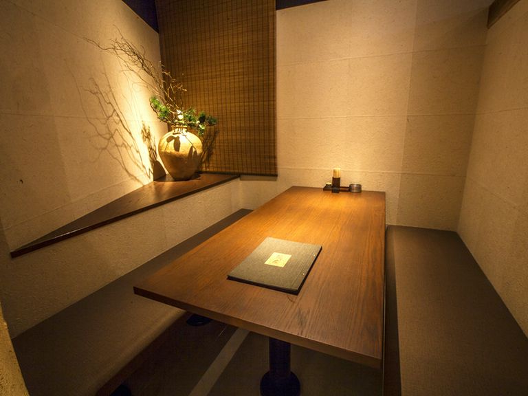 多彩な個室が寛げる、大人の隠れ家空間