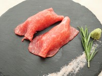 肉質が最高ランク「5等級」のみの仙台牛がシャリの上にのったお寿司の炙り。 赤身の中に網目のように入ったサシが美しい霜降り牛肉と酢飯が合わさった、至極の一品です。