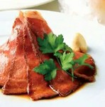 アンガス牛を柔らかく旨味たっぷりのローストビーフに仕上げました。※バーニャカウダ食べ放題、ドリンクバー付き。お好きなデザート（+550）も付けることができます。