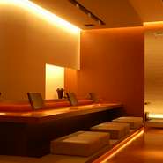 様々なシチュエーションにも合う店内。デザイナーが手掛けた居心地抜群の店内でおくつろぎください。