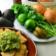 濃厚なアボカド、ハラペーニョ、ライム、各種スパイスでメキシカンテイストに仕上げた、総料理長イチオシのサラダです。トルティーヤチップスにたっぷりと絡めてお召し上がりください。