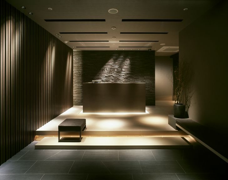 ホテルのようなエントランスからデザイン性溢れる店内へ