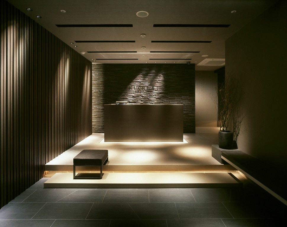 ホテルのようなエントランスからデザイン性溢れる店内へ