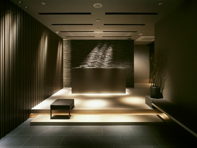 ホテルのようなエントランスからデザイン性溢れる店内へ