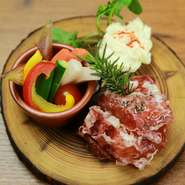 贅沢に生ハムを5種盛り合わせにしました。
部位ごとに違う味わいをお楽しみください！