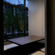 窓際、掘りごたつ