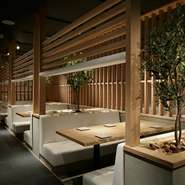 広々とした開放的な空間。和モダンな宴会席やカップル、女子会に人気のムード感溢れるブランコ席、最大12～14人様用、完全個室の掘りごたつテーブル席など、各シーンに合わせたお席をご用意いたします。