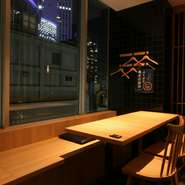夜景の見える窓際の個室のお席