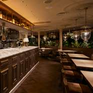 リゾートを感じるゆったりとしたテーブル席