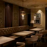 広々としたソファが広がるテーブル席