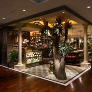 現地インドネシアをイメージできるモダンな雰囲気のエントランス