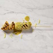 オリジナルブレンドスパイスで香りをつけた鶏つくねに、バターチキンカレーソース、ココナッツ、焼きとうもろこしを合わせて仕上げ、「夏のバターチキンカレー」を串にアレンジ。