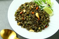 竹炭を加えた真っ黒な甘辛いインドネシアチャーハンです。絶品です！！