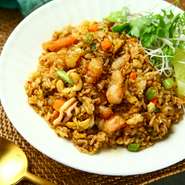 甘辛いインドネシアチャーハンに、細かくカットした、えび、イカが入った五目チャーハンです。