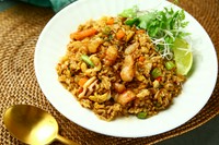 甘辛いインドネシアチャーハンに、細かくカットした、えび、イカが入った五目チャーハンです。