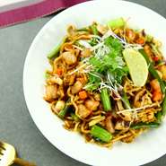 辛いケチャップソース味のインドネシアの焼きそば。細かくカットした、えび、イカが入った五目焼きそばです。