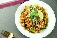 辛いケチャップソース味のインドネシアの焼きそば。細かくカットした、えび、イカが入った五目焼きそばです。