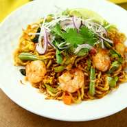 酸味と辛味の効いたトムヤム味の海老焼きそばです。