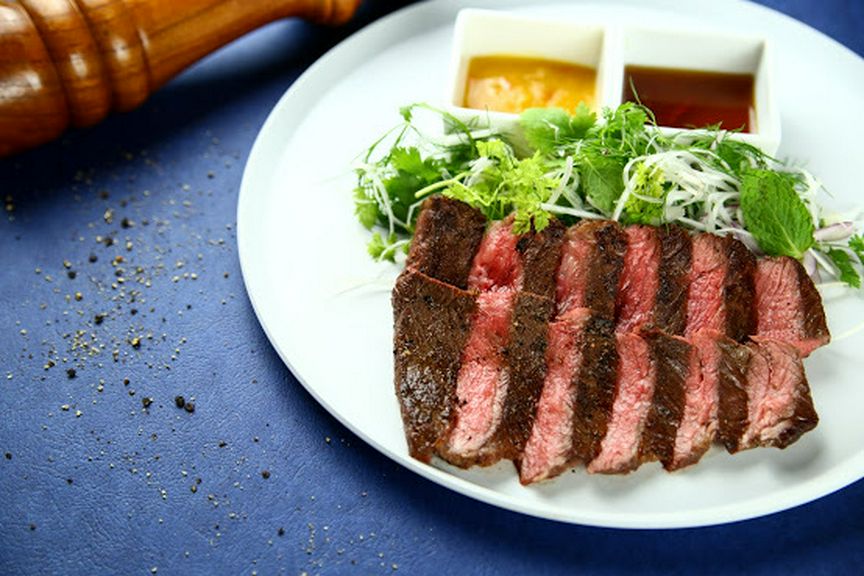 牛ロースのグリル ハーブマリネと2種のソース