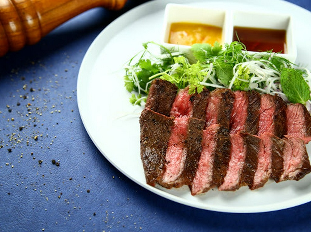  牛ロースのグリル ハーブマリネと2種のソース