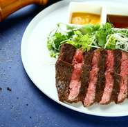 塩、こしょうでシンプルに焼き上げた肩ロースのステーキに、ガーリック醤油のステーキソースと辛いマンゴーソース、ハーブを添えました。